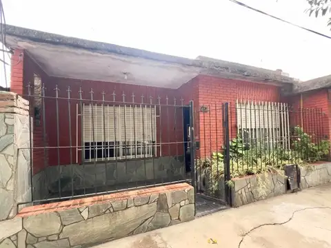 OPORTUNIDAD AMPLIA PROPIEDAD A REFACCIONAR CAPITAN BERMUDEZ