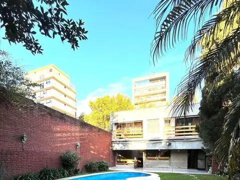 Casa de 7 ambientes distribuida en dos plantas