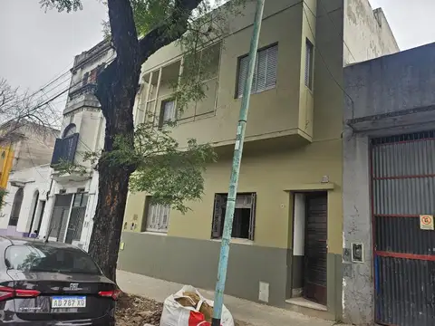 PH DE 3 AMBIENTES CON BALCON AL FRENTE SIN EXPENSAS