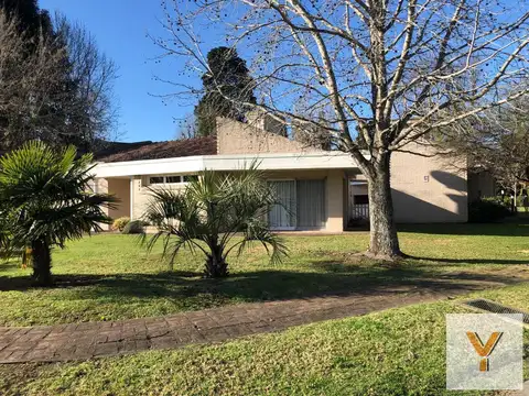 Casa en venta - 3 Dormitorios 3 Baños - Cochera - 1.044Mts2 - Berazategui