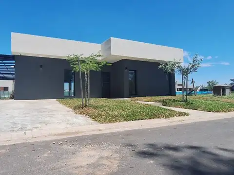 Casa en Venta con 3 cocheras