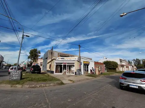 Local con deposito y patio descubierto