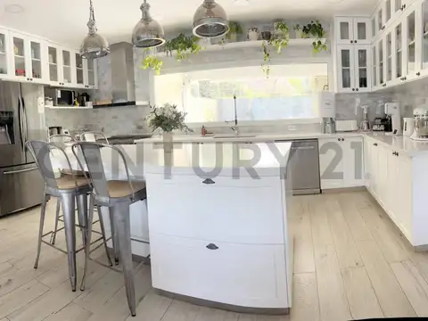 VENTA CASA DE CATEGORIA EN BELLA VISTA IMPECABLE