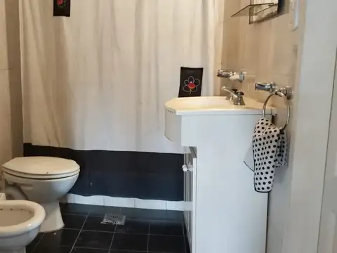 Venta de Propiedad Multifuncional en Lanús oeste.