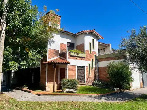 Chalet esquina en Parque Ayerza
