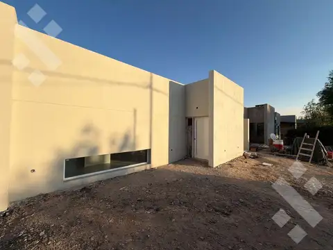 VENTA CASA  2 DORMITORIOS EN Bº LOS SAUCES  - FERNANDEZ ORO.