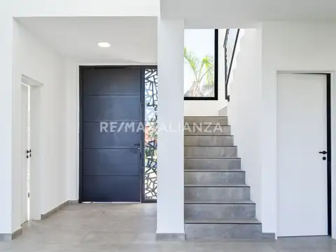 Casa 6 ambientes con 2 baños