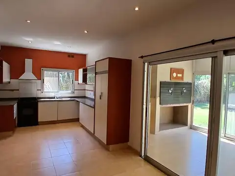 Casa en Alquiler con 1 cochera