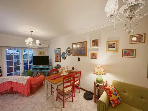 Departamento de 4 ambientes con cochera, patio y quincho. 