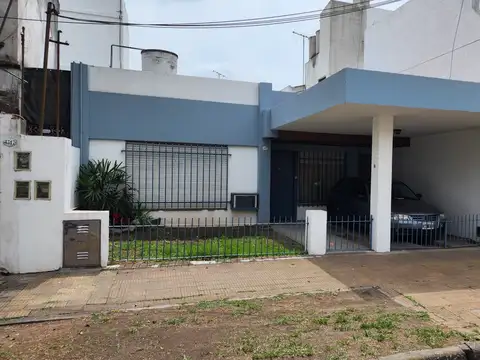 CASA 4 AMBIENTES, JARDIN, COCHERA PARA CAMIONETA Y FONDO LIBRE  