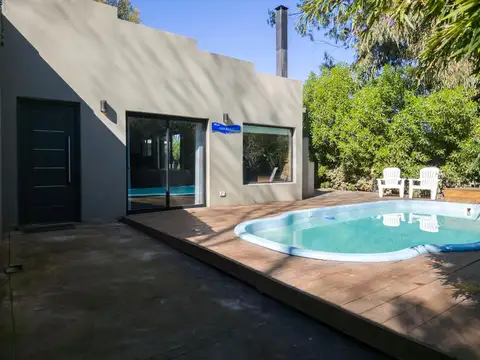 Casa nueva con pileta y deck en Los Acantilados