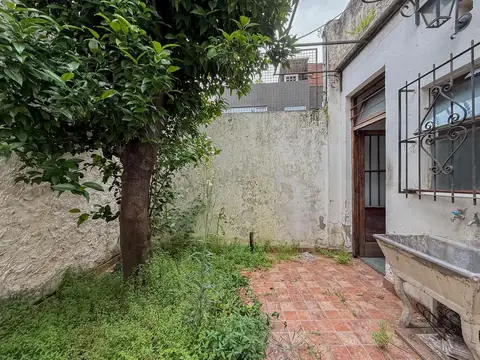 Venta PH monoambiente Villa Urquiza con patio a reciclar
