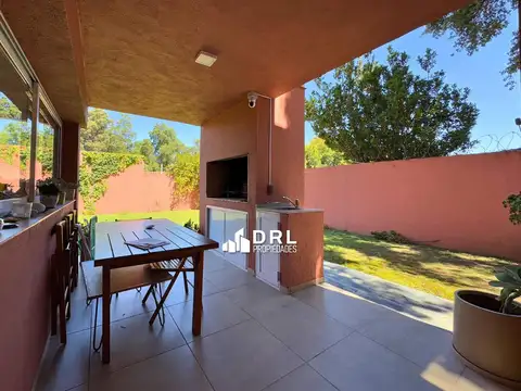 Casa en Alquiler con 2 cocheras