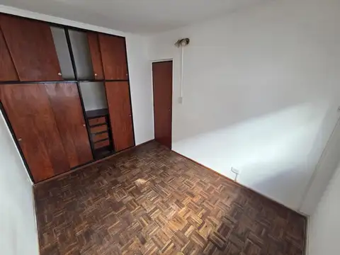Venta dpto. centrico 1 dormitorio - de escalera