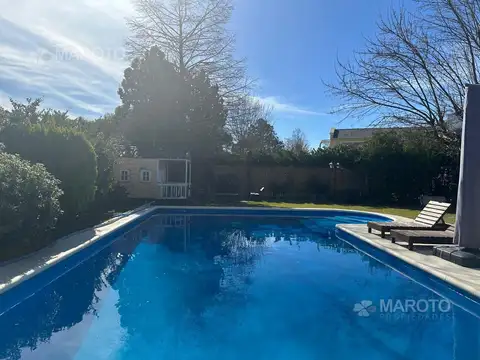 Casa en Alquiler con 2 cocheras