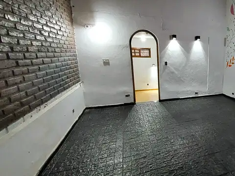 PH 3 amb. con Cochera cubierta. Escritorio. Patio. Primer piso x Escalera.