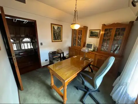 *EXCELENTE CHALET 6 AMB. SOBRE LOTE DE 825 M2, CON UNA SUPERFICIE CUBIERTA DE 490 M2