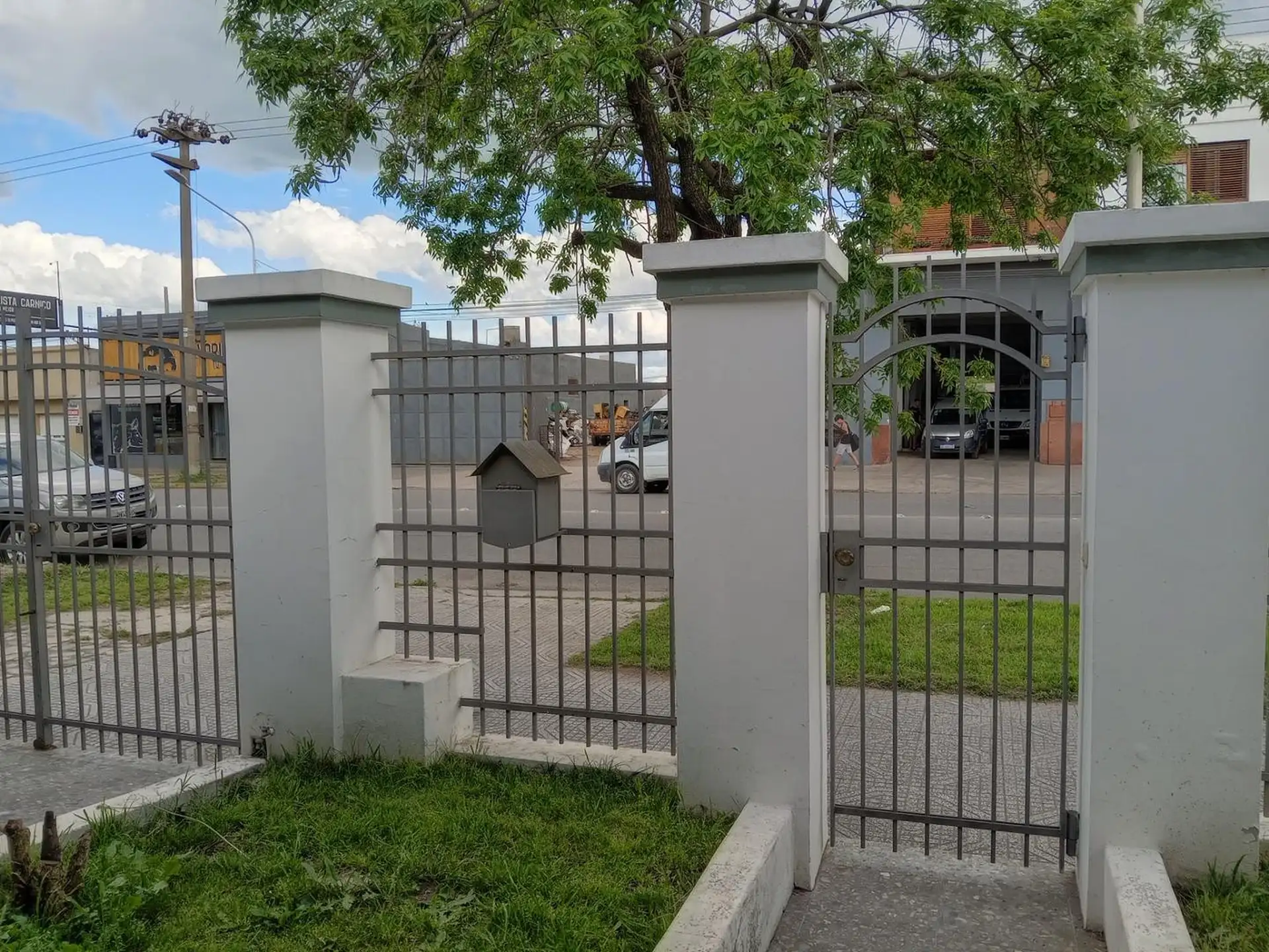 Casa 3 dorm, 86m² con garaje para 2 vehículos — Av. del Valle