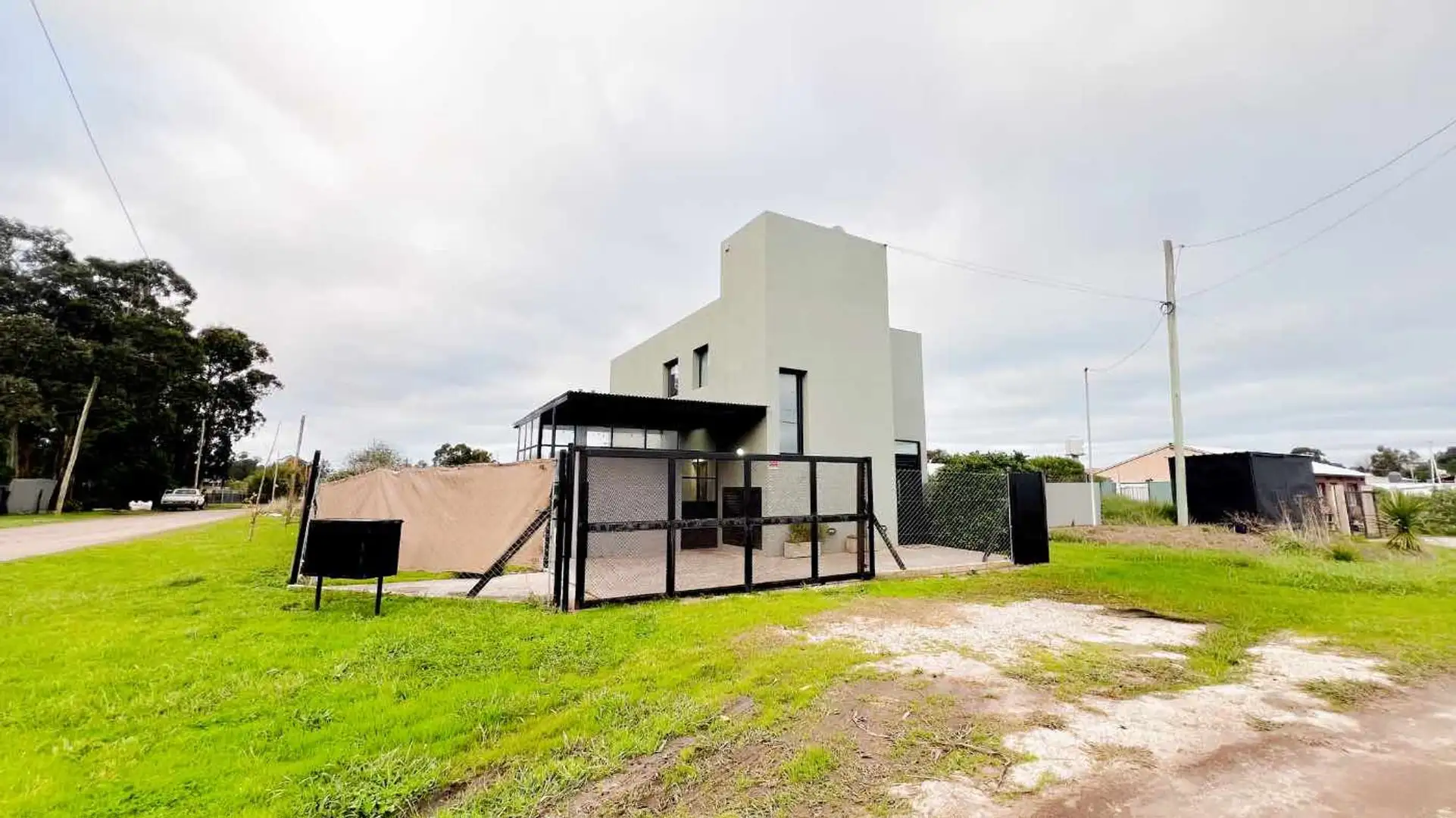VENTA CASA 5 AMBIENTES + MONOAMB. LOS ACANTILADOS