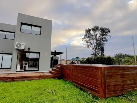 VENTA CASA 5 AMBIENTES + MONOAMB. LOS ACANTILADOS