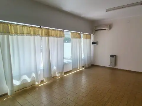 Casa 8 ambientes con 2 baños