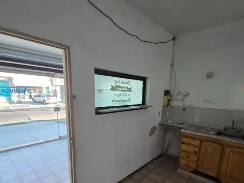MUY BUEN LOCAL C/PRIVADO Y BAÑO S/AVENIDA!