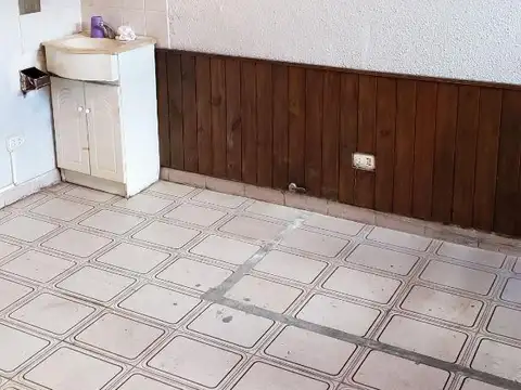 MUY BUEN LOCAL C/PRIVADO Y BAÑO S/AVENIDA!