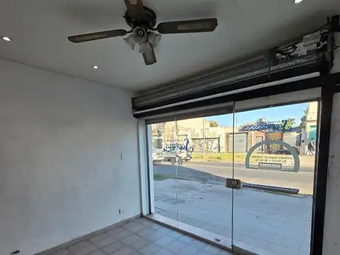 MUY BUEN LOCAL C/PRIVADO Y BAÑO S/AVENIDA!