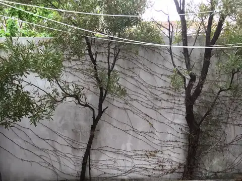 EXCELENTE PH  A MEJORAR DE 2 AMB BAJAS  EXPENSAS PATIO AMPLIO DE 50 MTS  - BUEN ESTADO