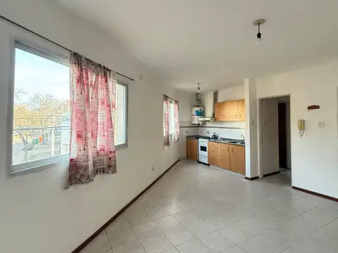 Depto de 1 dormitorio en planta alta por escalera, cocina integrada al living, lavadero independiente, buena iluminacion 