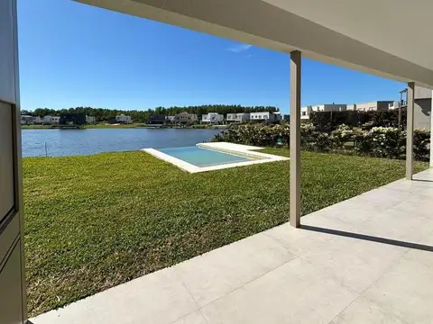 Casa 6 ambientes con 4 baños