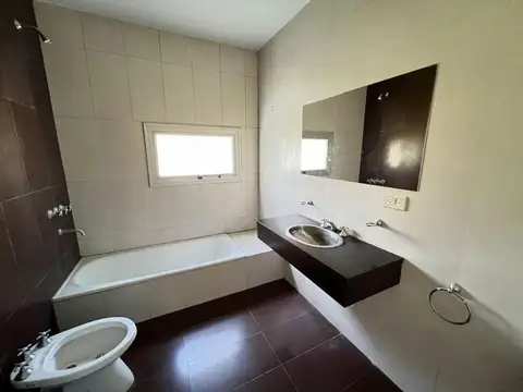 Casa en Alquiler en Barrio Parque Leloir, USD 1.500