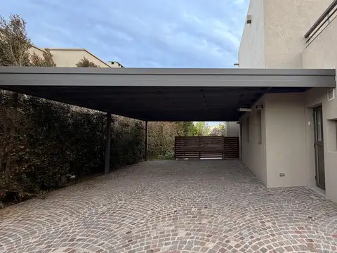 Casa en Alquiler con 4 cocheras