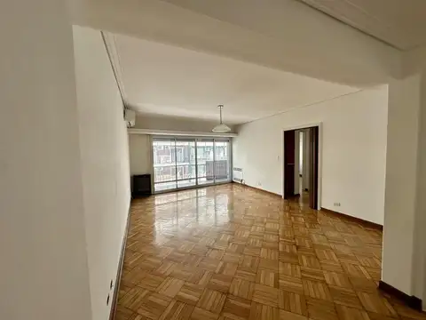 Hermoso y amplio 3 Amb c/ dep o 3er dormitorio. Piso. Balcón corrido al frente. Todo luz 