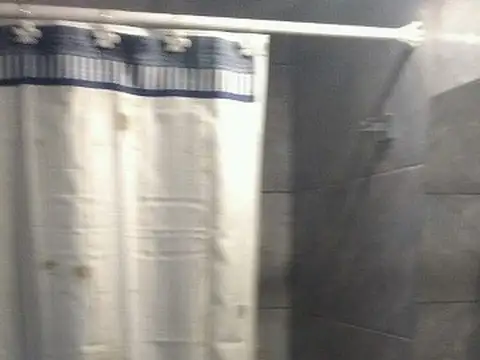 Chalet reciclado.Muy buen estado.Living comedor, 2 dormitorios, cocina, 2 baños, parque y garage