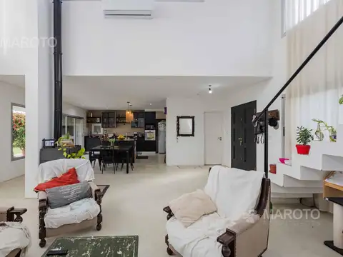 Casa en Venta con 2 cocheras