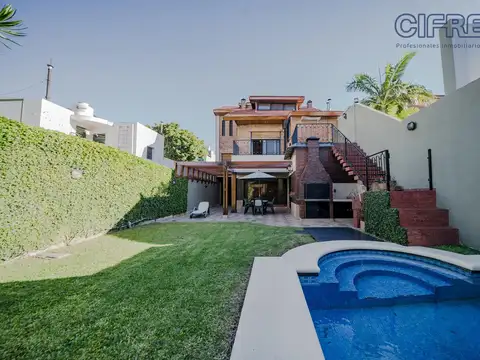 Casa de 6 ambientes 3 baños doble cochera jardín y pileta en Villa Pueyrredon lote 8,66x35