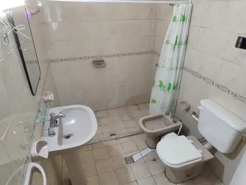 Casa 6 ambientes con 2 baños