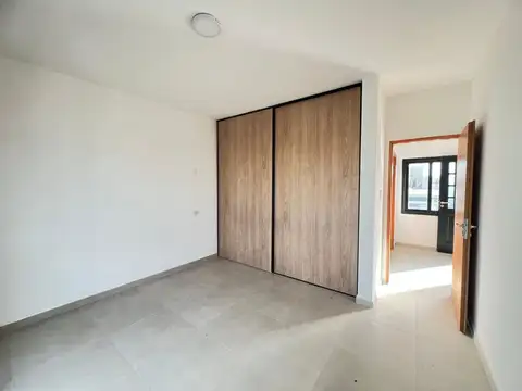 Casa en Alquiler con 2 cocheras