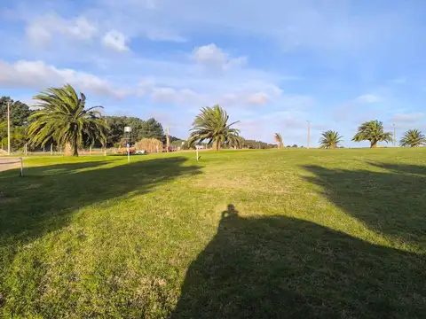 Avenida Armada Argentina y Golf Club