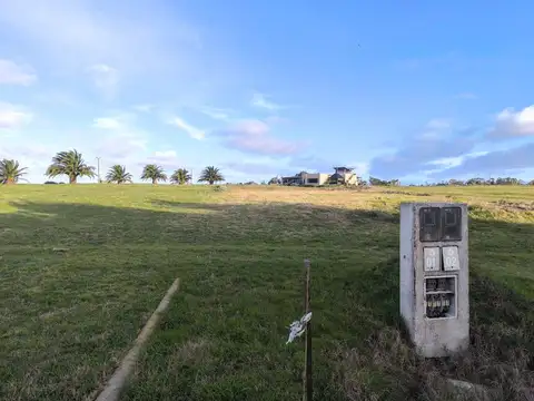 Avenida Armada Argentina y Golf Club