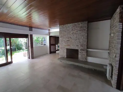 Casa de 2 dormitorios y 1 estudio en Venta en La Plata