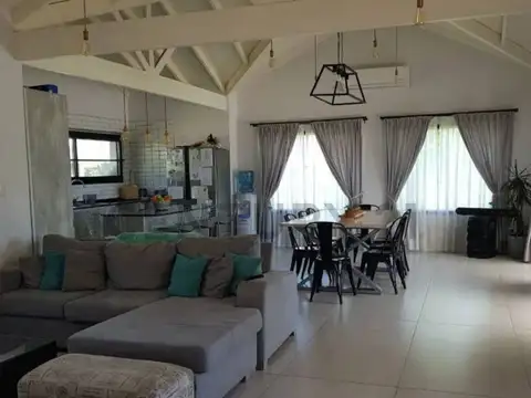 Casa 6 ambientes con 4 baños
