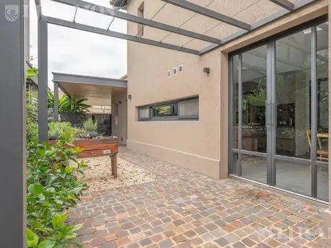 Casa en Alquiler con 4 cocheras