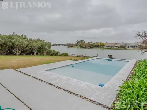 Casa 7 ambientes con 4 baños