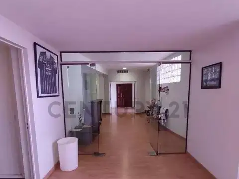 Excelente local Comercial ubicado en Diag. 73 y 48