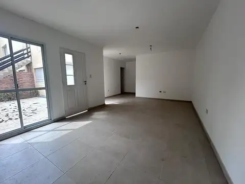 CASA 2 DORMITORIOS CON PATIO A ESTRENAR