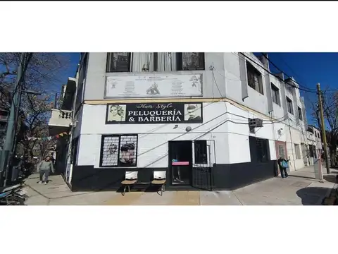 MUY BUEN LOCAL EN UN PH  GRANDE Y COMODO CABALLITO