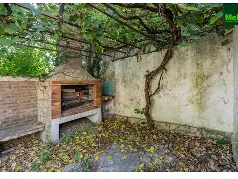 Casa 4 amb a refaccionar con jardín y cochera