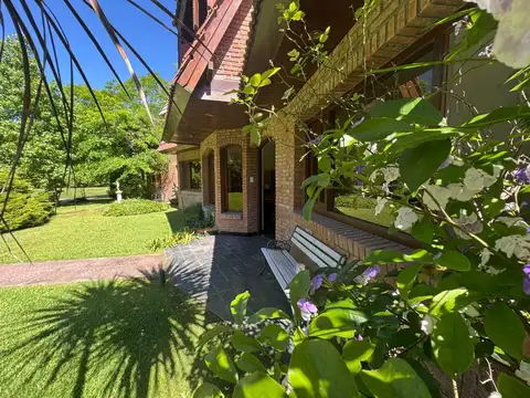 Casa 8 ambientes con 3 baños